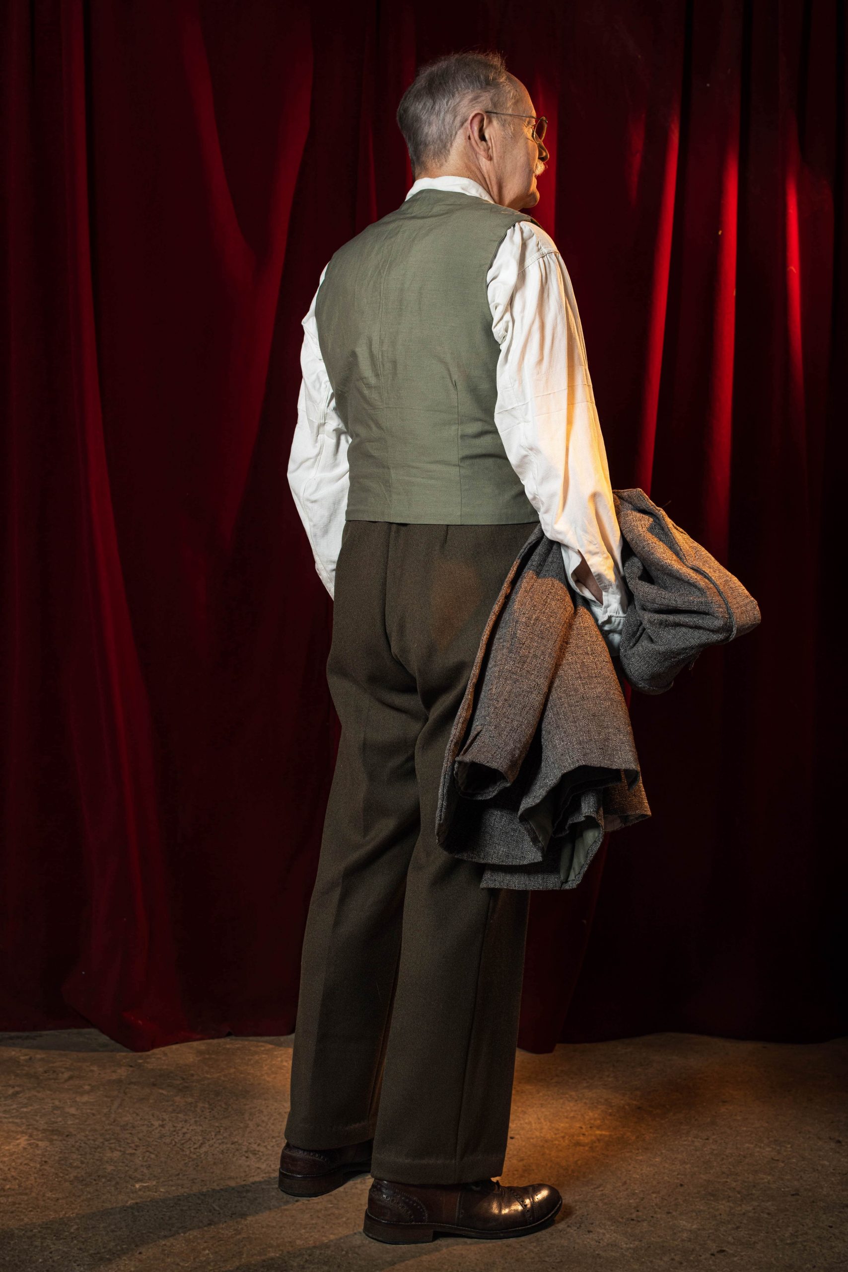 Costume vintage inspiré 1930, vert, de dos sans veste