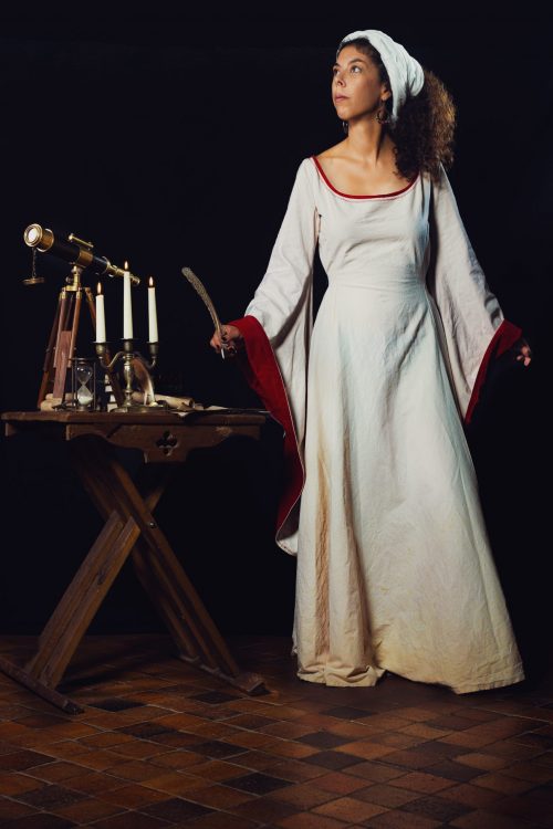 location robe médievale fantasy blanc et rouge érudit