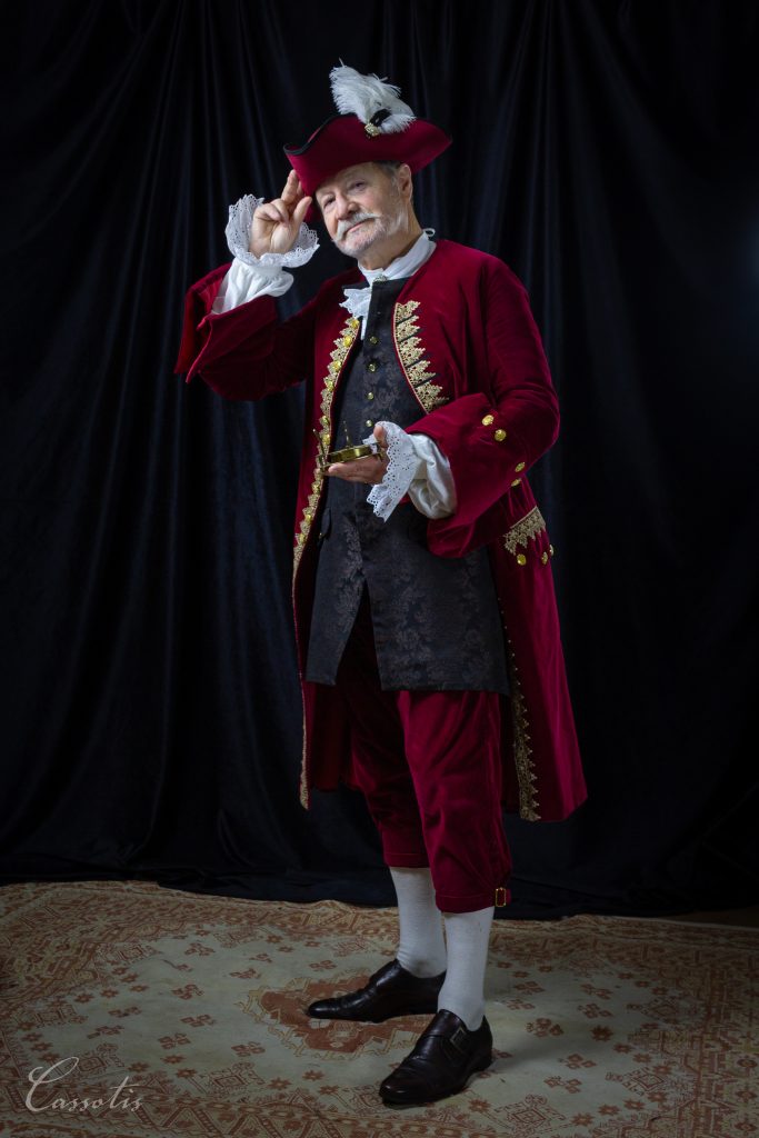 costume du capitaine crochet saluant