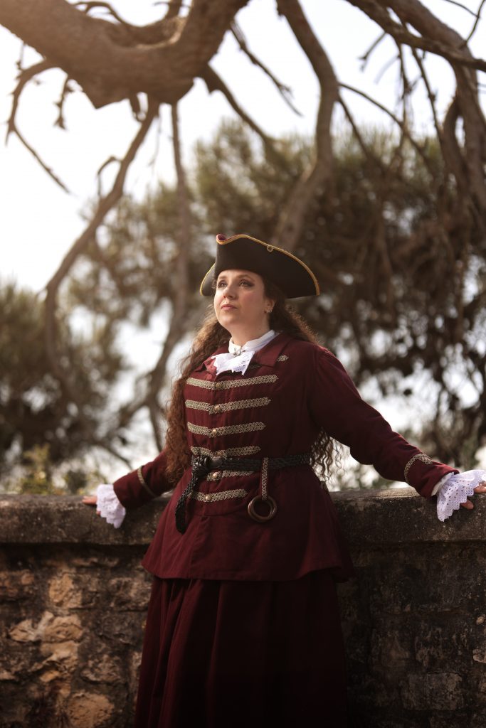 Lady Hook, costume pirate femme dans la nature