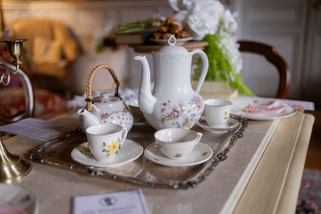 Séance photo Régence, décoration et thé préparé dans le salon du château