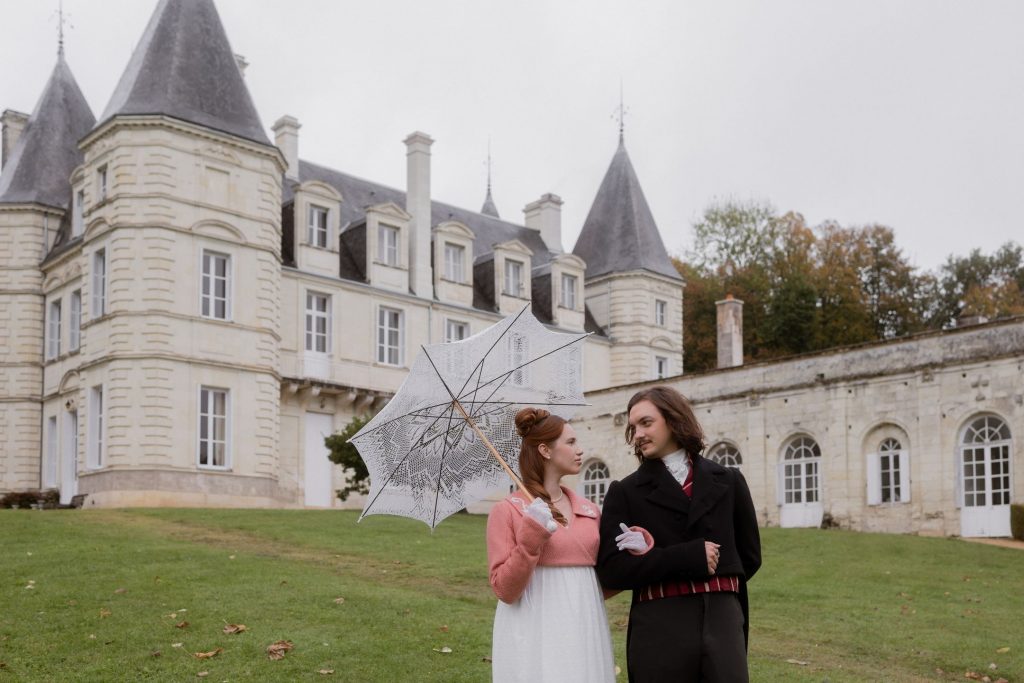 Séance photo Régence - Couple d'un homme et d'une femme en tenue 1810 dans le parc du Château de la Barbelinière