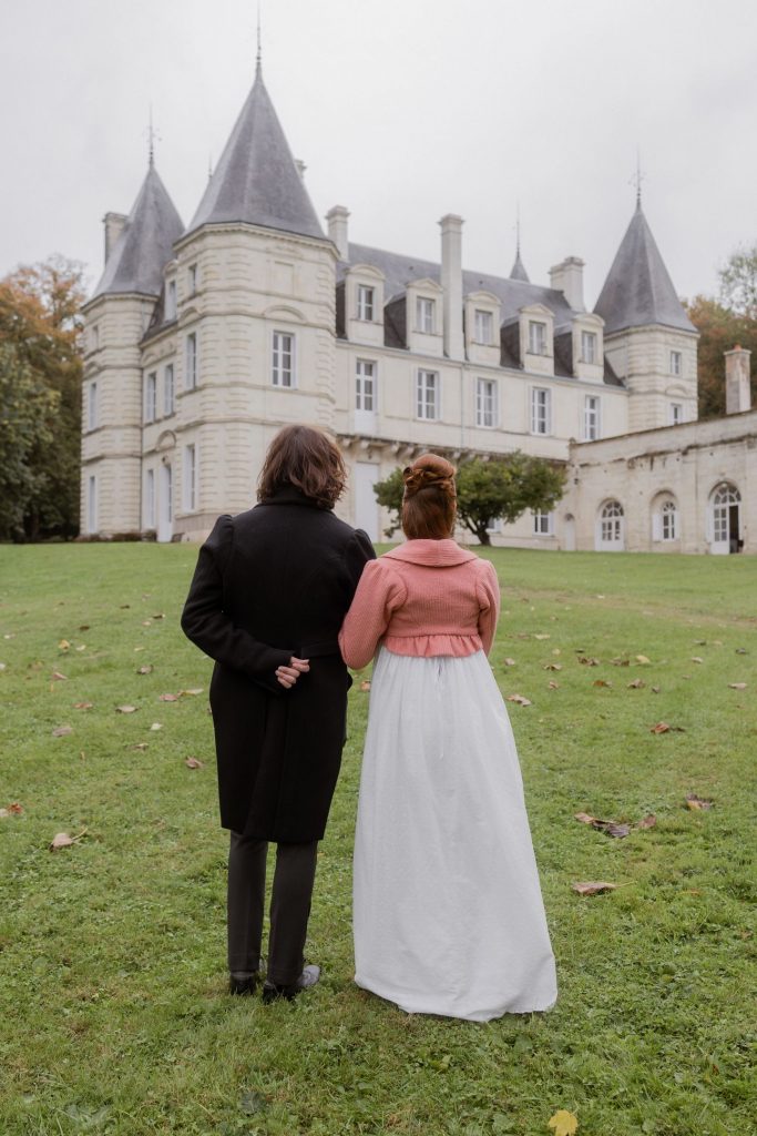 Duo en costume Régence devant la Barbelinière