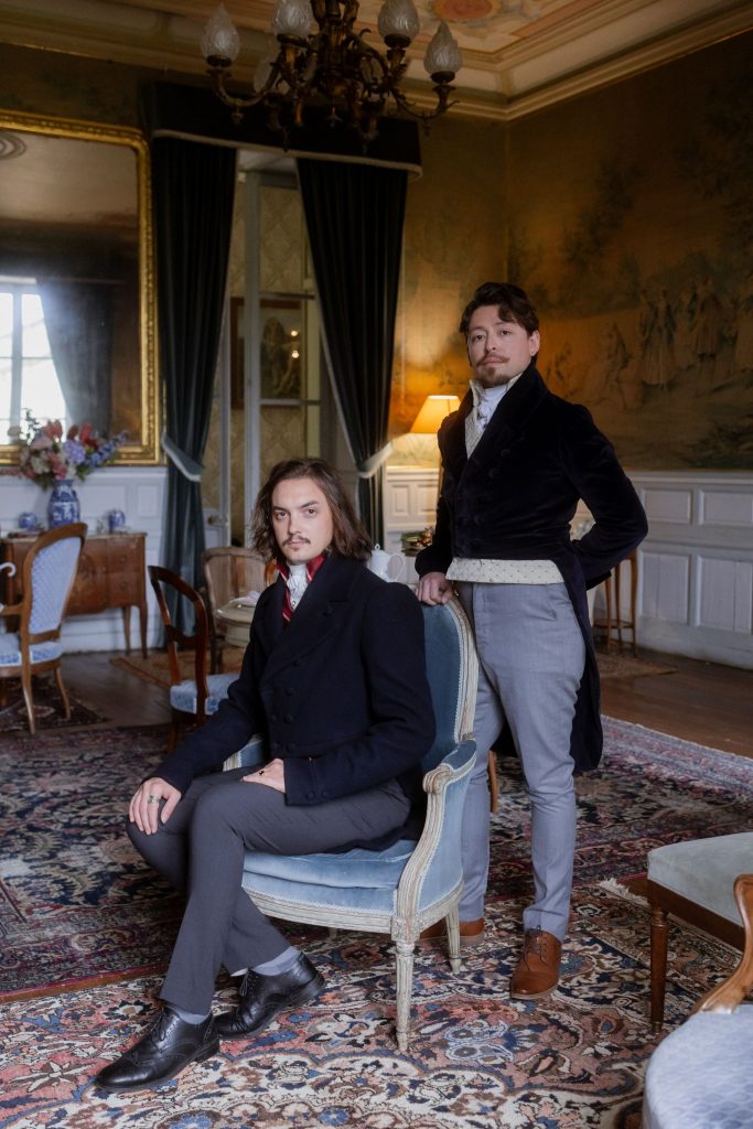 Séance photo Régence - Couple d'hommes en tenue 1820 dans le salon du Château