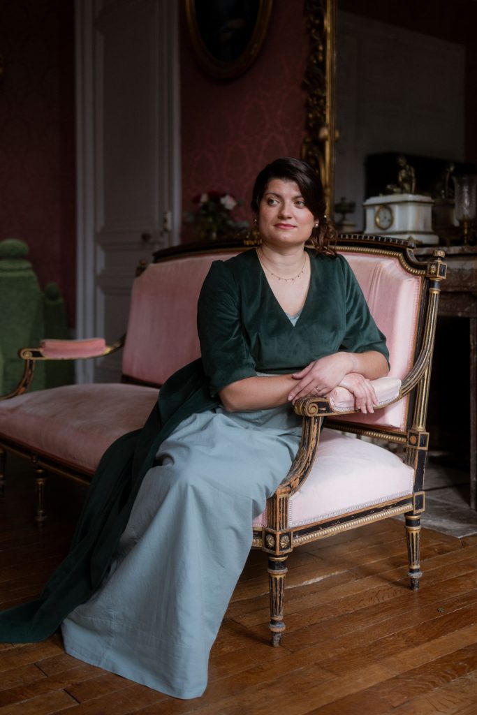 Costume regence vert dans le salon rose