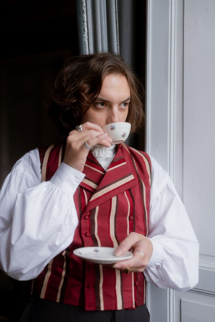 Portrait d'un jeune homme lors d'un shooting Bridgerton