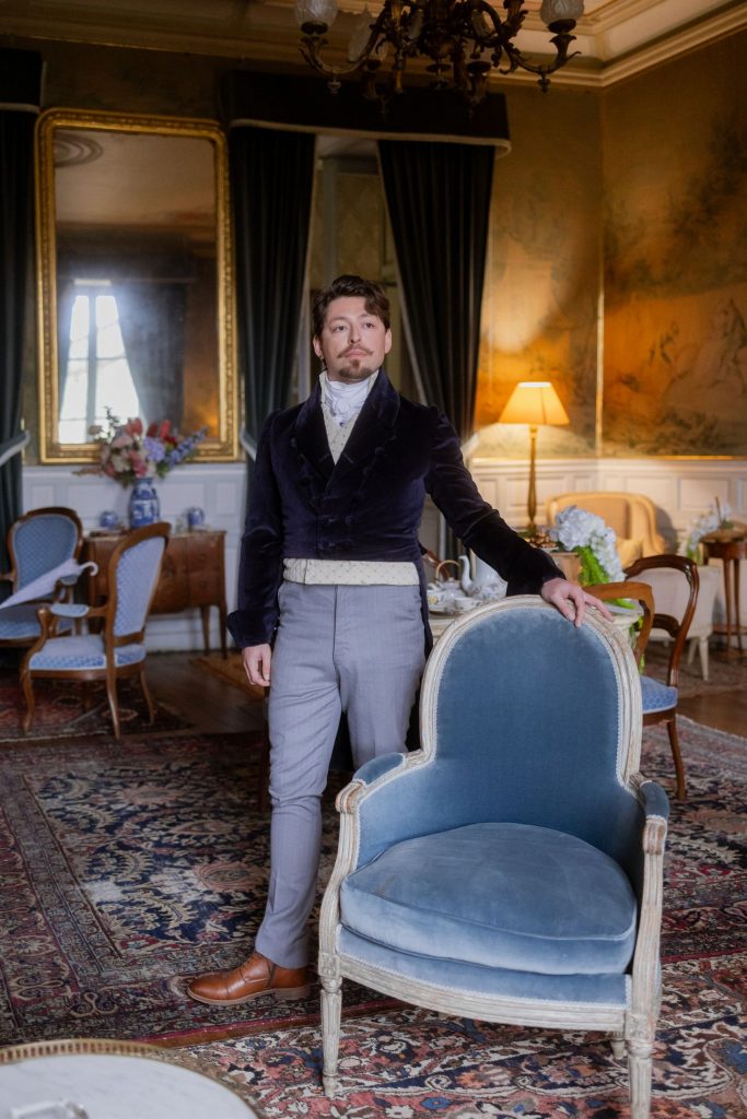 Romain en costume Anthony au château de la Barbelinière