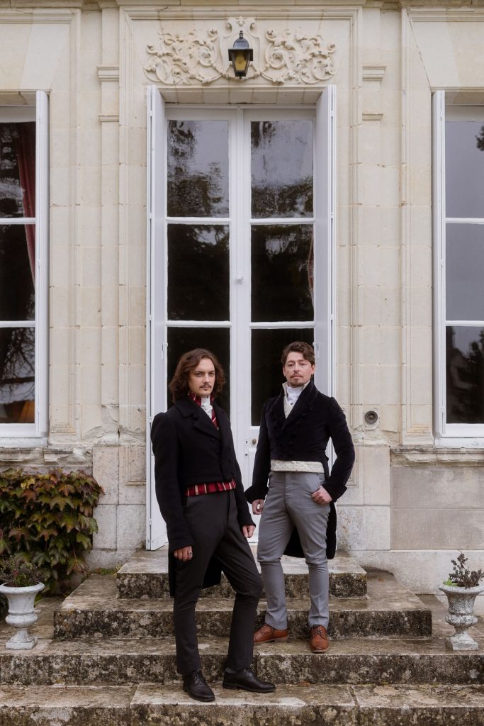 Duo d'hommes en costume régence empire 1820 posant devant le château de la Barbelinière pour une séance photo