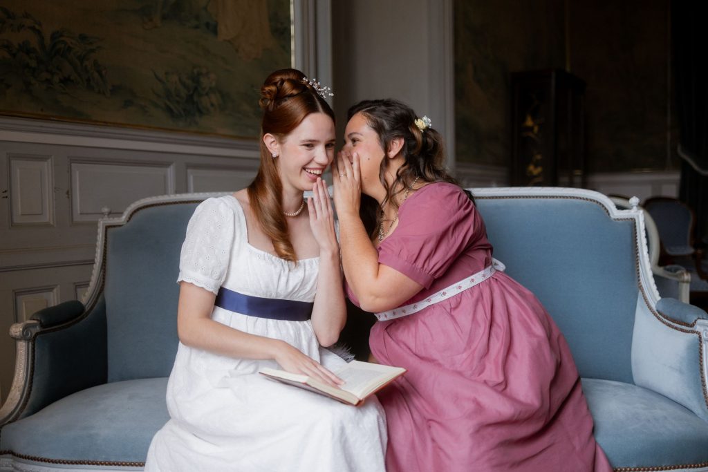Duo de jeunes femmes en costumes régence Bridgeton 1815 lors d'une séance photo Régence