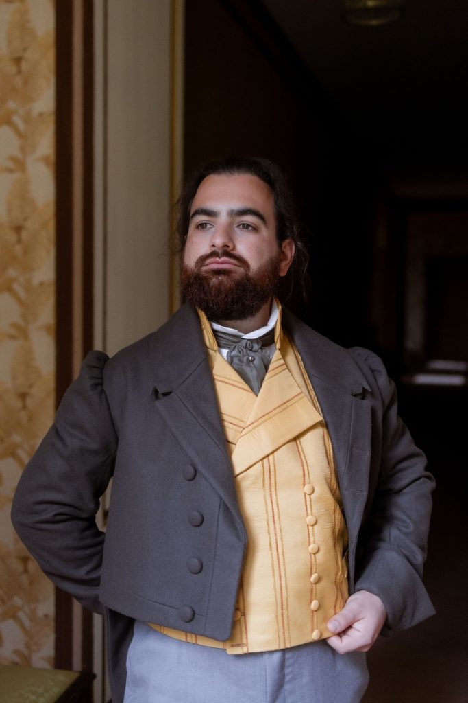 Portrait d'un jeune homme en tenue empire lors d'une séance photo Régence